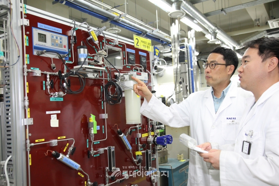 한국원자력연구원 김성우 박사 연구팀이 실증장비로 부식균열 데이터를 수집하고 있다.