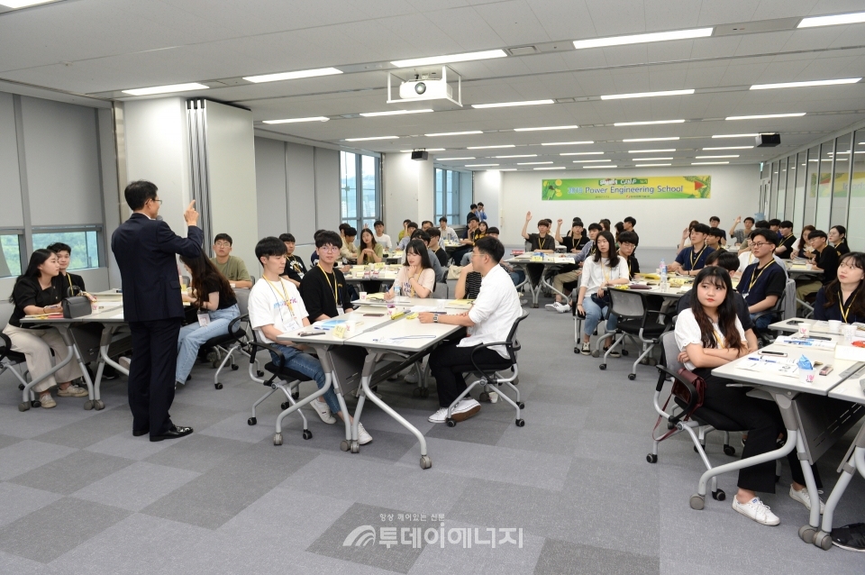 한국전력기술 PES 여름캠프에서 참가자들이 강의를 듣고 있다.