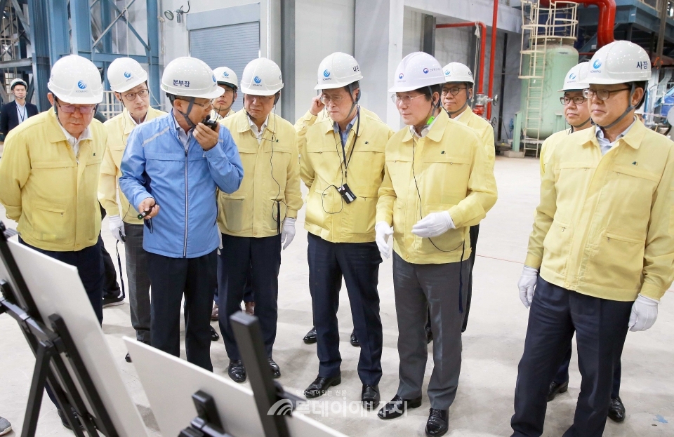 성윤모 산업통상자원부 장관(앞줄 우 2번째)이 서울복합화력발전소 가동상황에 대해 현장 관계자의 브리핑을 받고 있다.