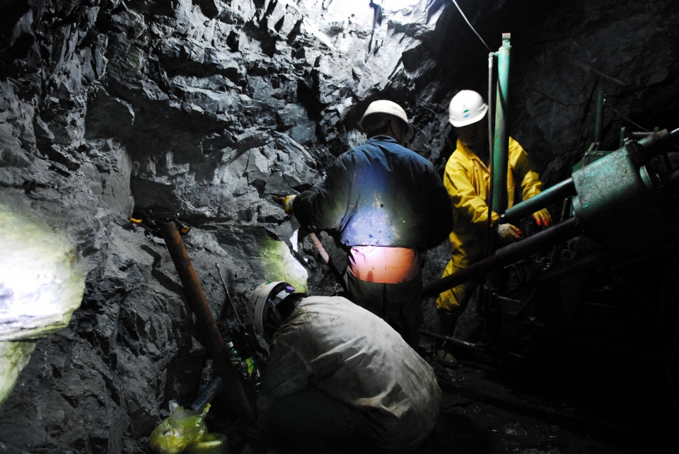 국내 한 석회석 광산에서 갱도 확장을 위한 발파작업이 진행되고 있는 모습.