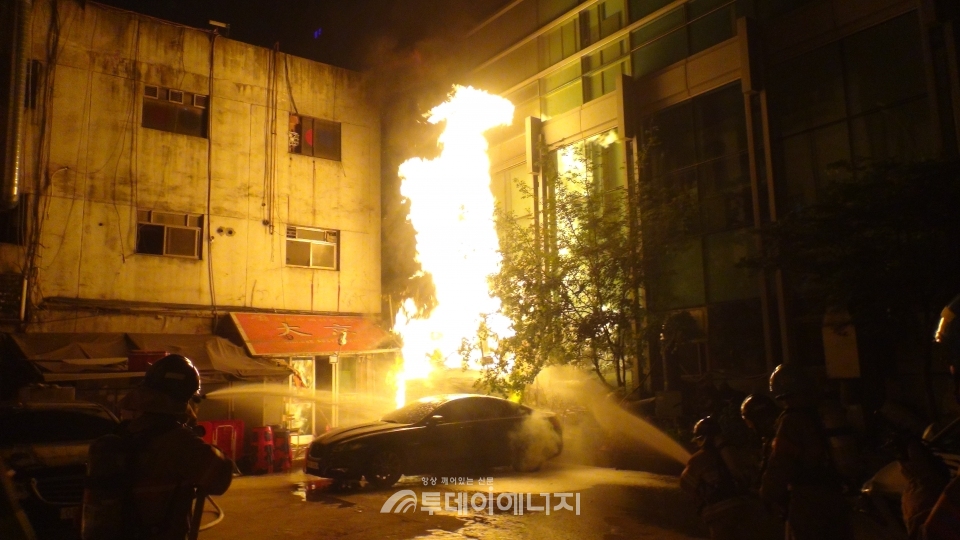 서울 서초구 소재 한 음식점에 설치된 LPG용기 보관함에 발생한 화재를 출동한 소방소방서 관계자들이 화재 사고를 진화 및 수습하고 있다.