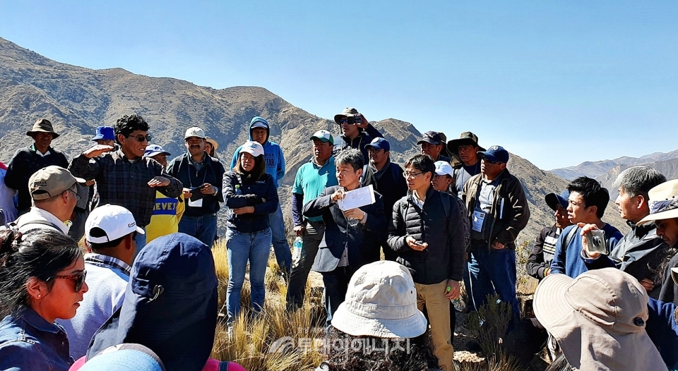 한국농어촌공사와 한국국제협력단이 볼리비아 라파즈에서 볼리비아 수자원환경부와 공무원을 대상으로 기후변화대응관개시스템 기술 현지교육을 진행하고 있다
