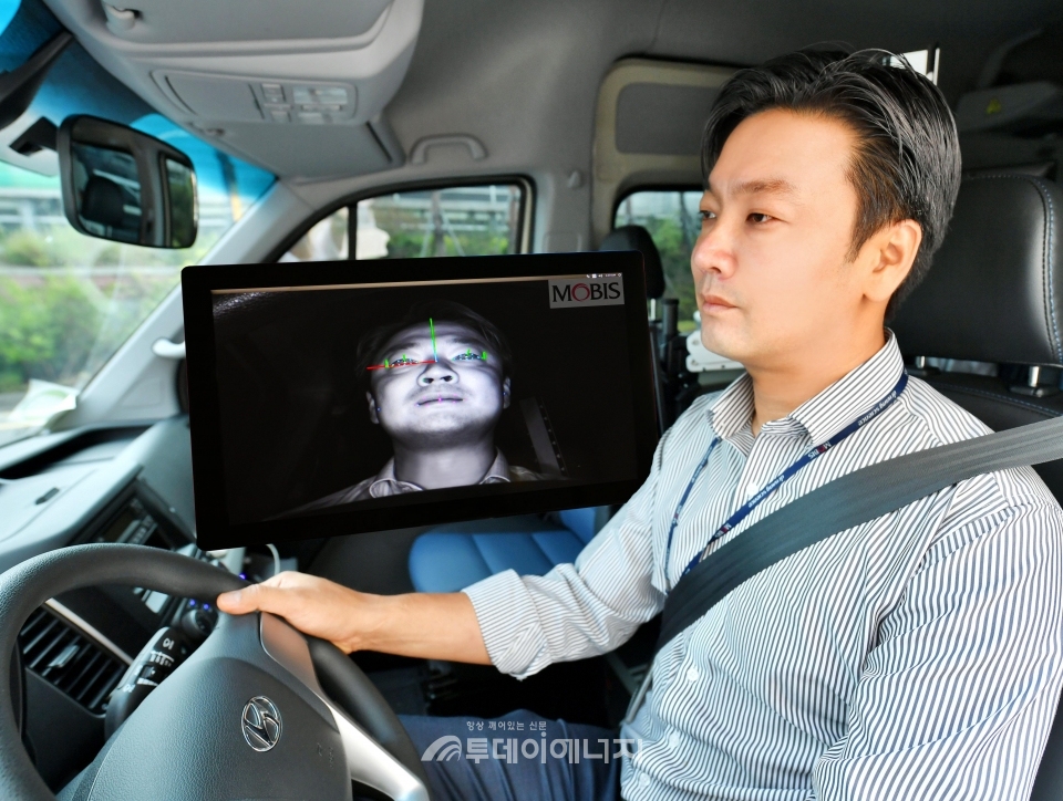 현대모비스 연구원이 운전자 동공추적과 안면인식이 가능한 ‘운전자 부주의 경보시스템’을 상용차에 적용해 시험하고 있다.