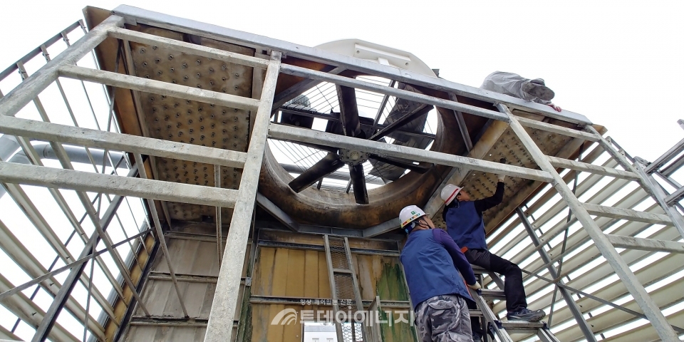 ‘냉각탑 내부 충진물 교체 서비스’가 진행되고 있다.