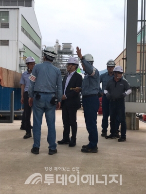 허영택 가스안전공사 기술이사가 여수석유화학단지 소재 한화케미칼, 롯데케미칼 공장에 대한 특별 안전관리 점검을 하고 있는 모습.