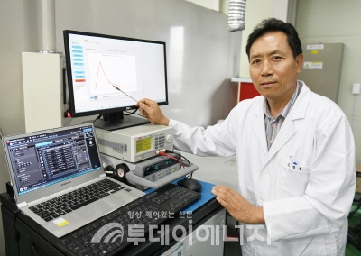 도칠훈 한국전기연구원 박사가 배터리 엔트로피 측정기기를 설명하고 있다.