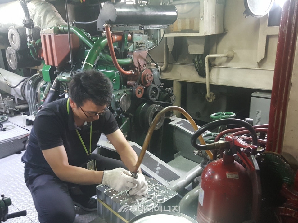 석유관리원 검사원이 선박연료 품질점검 서비스를 위해 유람선의 연료탱크에서 연료 샘플을 채취하고 있다.