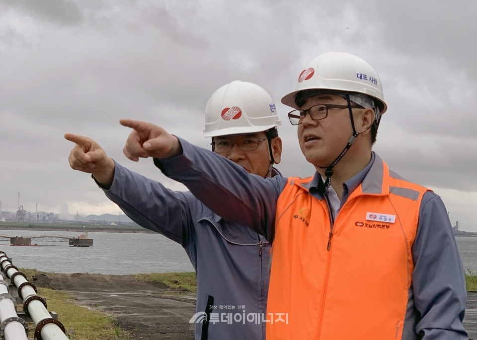 박일준 한국동서발전 사장(우)이 호남화력본부 안전점검을 실시하고 있다.