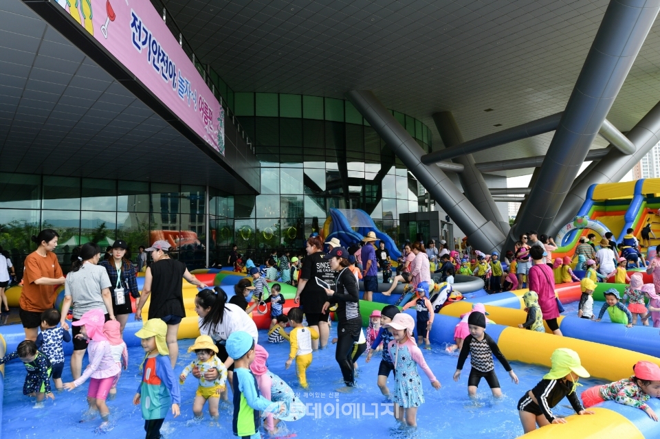 `썸머페스타` 행사장에서 어린이들이 물놀이를 즐기고 있다.