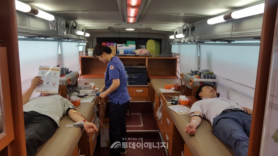 충북TP 및 입주기업 직원들이 사랑의 헌혈을 하고 있다.
