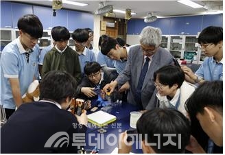 김찬중 한국원자력연구원 박사가 초전도 과학시연방법을 청소년에게 설명하고 있다.