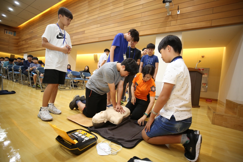 서울도시가스 가스안전 체험교실에 참가한 학생들이 심폐소생술을 실시하고 있다.