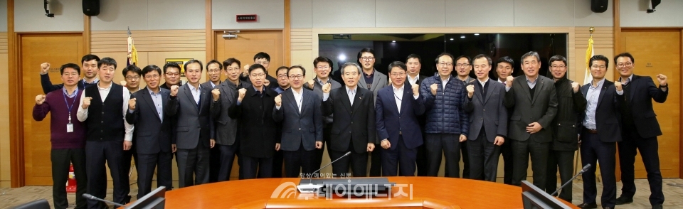 한국서부발전 관계자들이 ‘중장기 국산화 로드맵’을 발표한 후 기념촬영하고 있다.