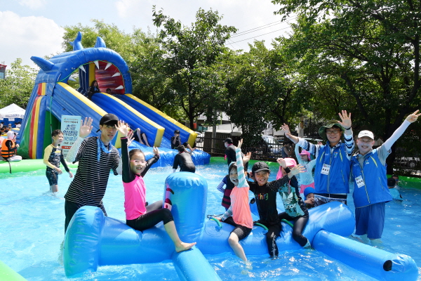GS파워가 쿨 썸머 페스티발을 개최, 어린이들이 물놀이를 즐기고 있다.