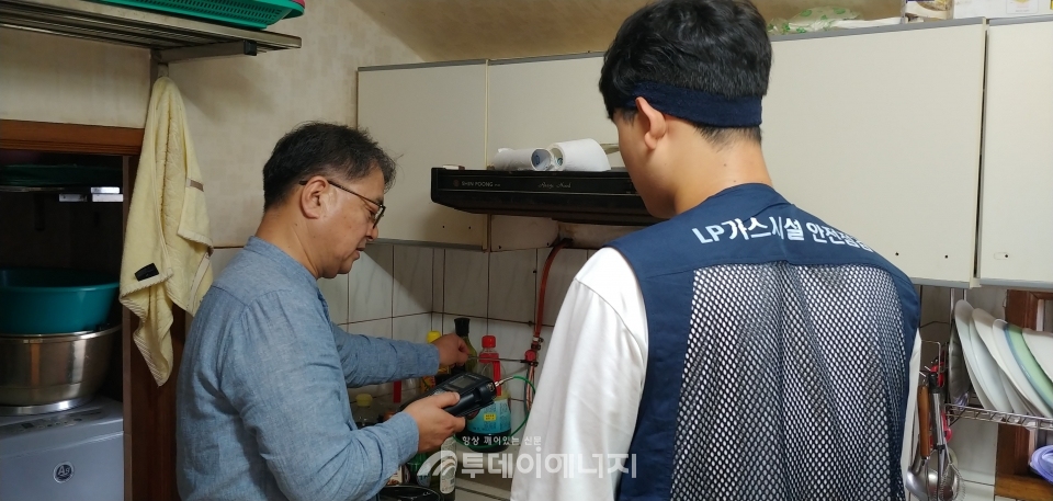 김광직 가스안전공사 상임감사가 경남 거제시 LPG사용 가구를 방문해 안전점검을 실시하고 있는 모습.