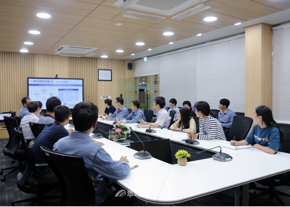 한국동서발전 발전기술개발원 대회의실에서 관계자들이 회의를 진행하고 있다.