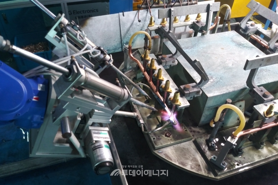 LG전자 협력사인 삼원동관은 자사의 용접 노하우에 로봇을 활용한 LG전자 생산기술을 접목시켰다.