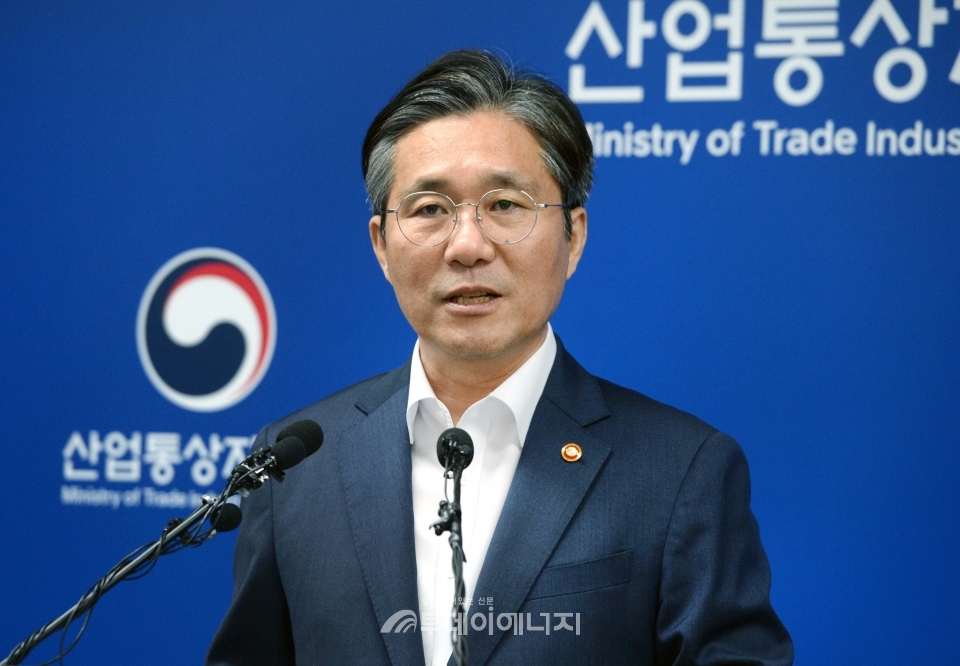 성윤모 산업통상자원부 장관이 전략문자 수출입고시 개정안을 발표하고 있다.