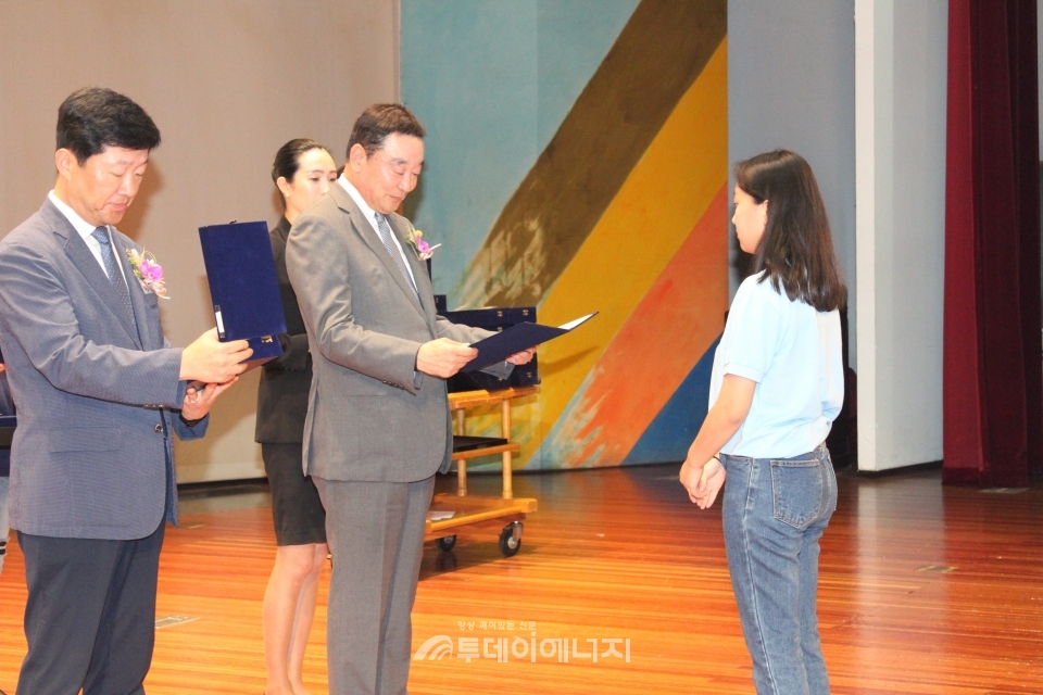 구자철 한국도시가스협회 회장(우 2번째)이 장학생에게 장학금 증서를 수여하고 있다.