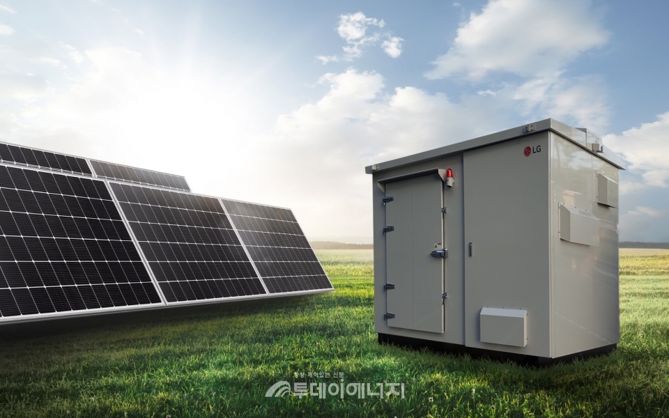 LG전자의 100kW급 태양광 발전용 ‘올인원 ESS’ 제품.