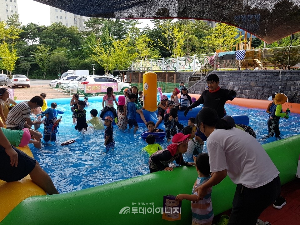 어린이들이 물놀이를 즐기고 있다.