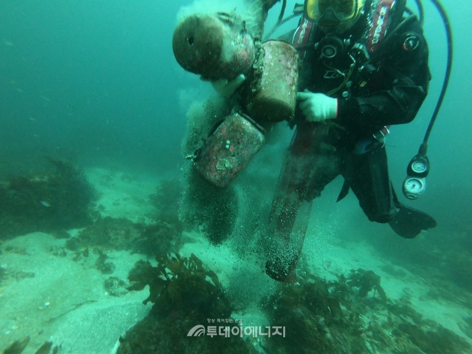 한국해양환경공단 전문잠수사가 물속에 버려진 어구류를 수거하고 있다.