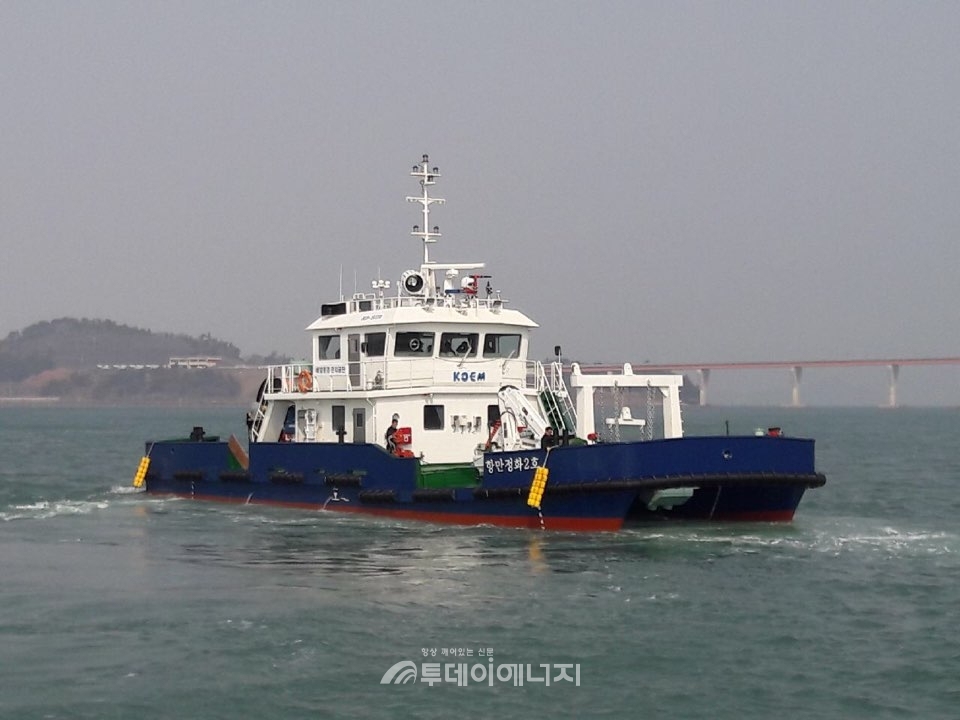해양환경공단 순찰선박이 항만정화활동을 진행하고 있다.