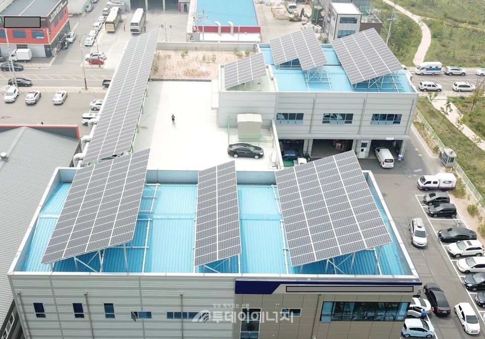 인천시의 한 공장지붕에 설치된 태양광발전소 전경.