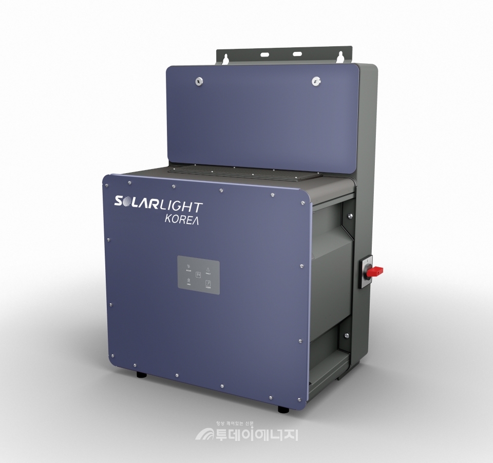 (주)솔라라이트가 최근 출시한‘SLKsol-100K’ 태양광 인버터.