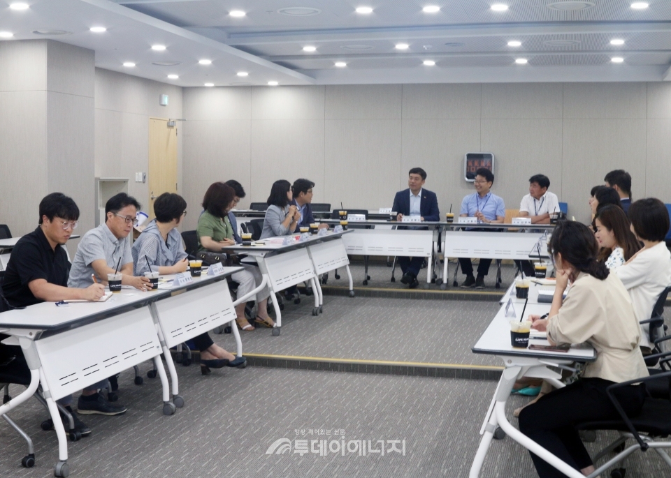 한국동서발전과 지역사회 오피니언 리더들간 간담회가 진행되고 있다.