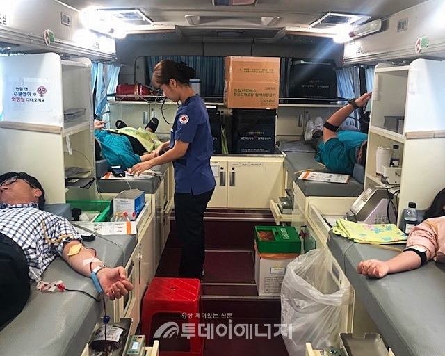 한국농어촌공사 임직원들이 생명나눔 헌혈을 하고 있다.