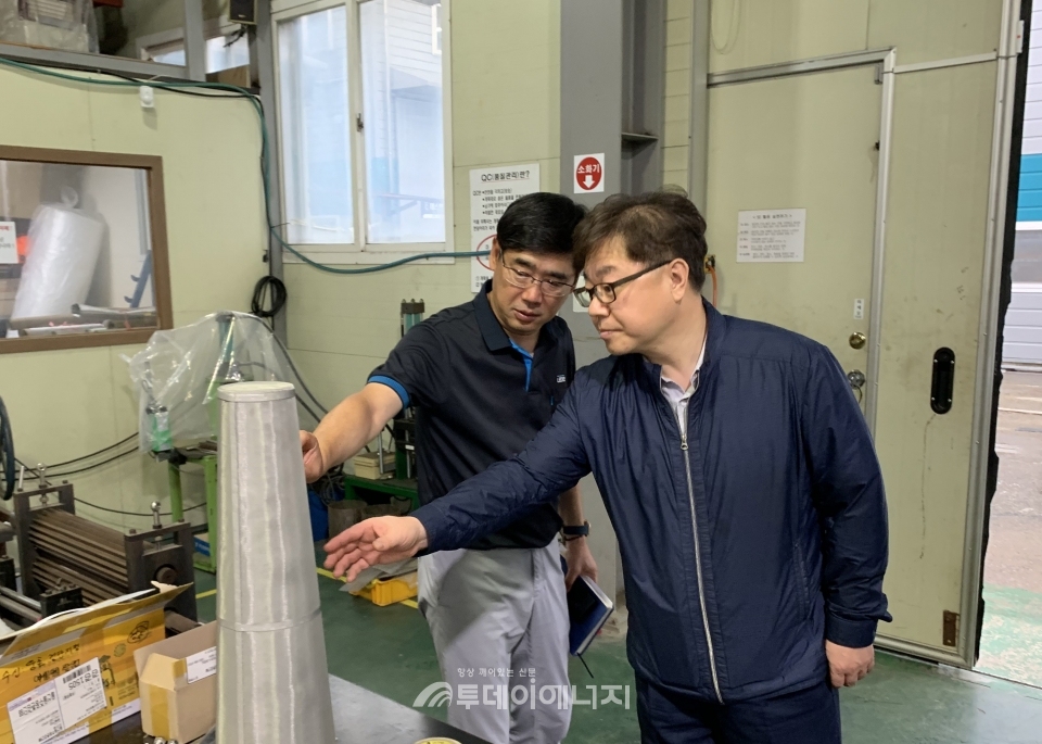 박일준 한국동서발전 사장(우)이 이재운 레베산업 이사로부터 제품에 관한 설명을 듣고 있다.