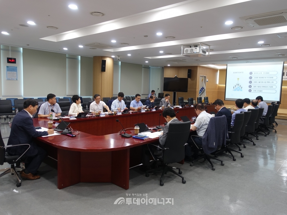 한국남동발전 본사에서 한국남동발전과 협력중소기업 관계자들이 일본 수출규제 관련 피해점검 회의를 열고 있다.