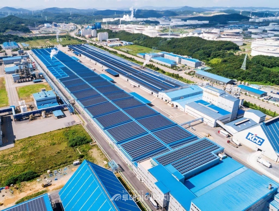 KCC 대죽공장에 준공된 지붕형 태양광발전소.
