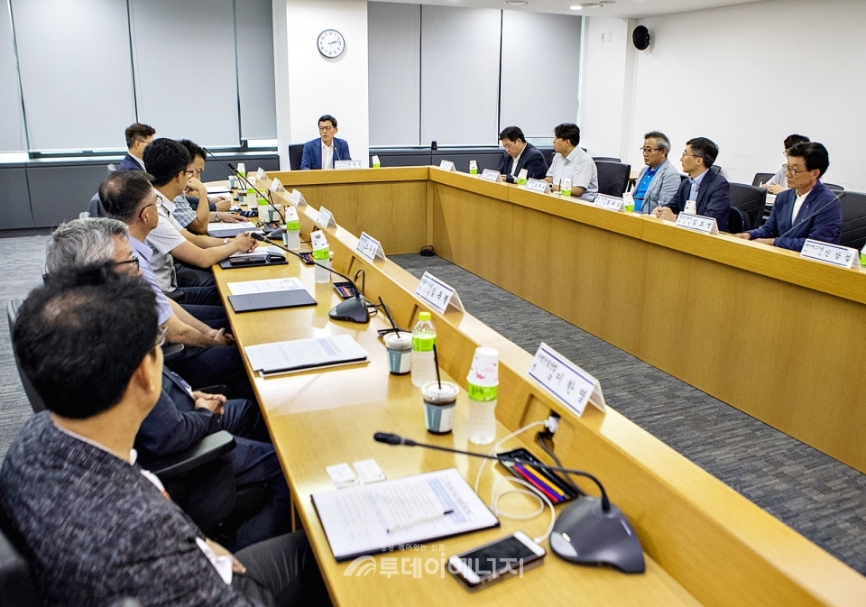 한국농어촌공사와 신기술개발업체 관계자들이 신기술 활성화를 위한 간담회를 진행하고 있다.