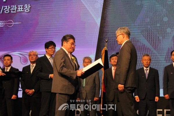 유재권 삼천리 대표(앞줄 우)가 은탑산업훈장을 수상하고 있다.