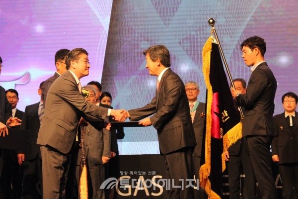 대륙제관이 대통령단체표창을 수상하고 있다.