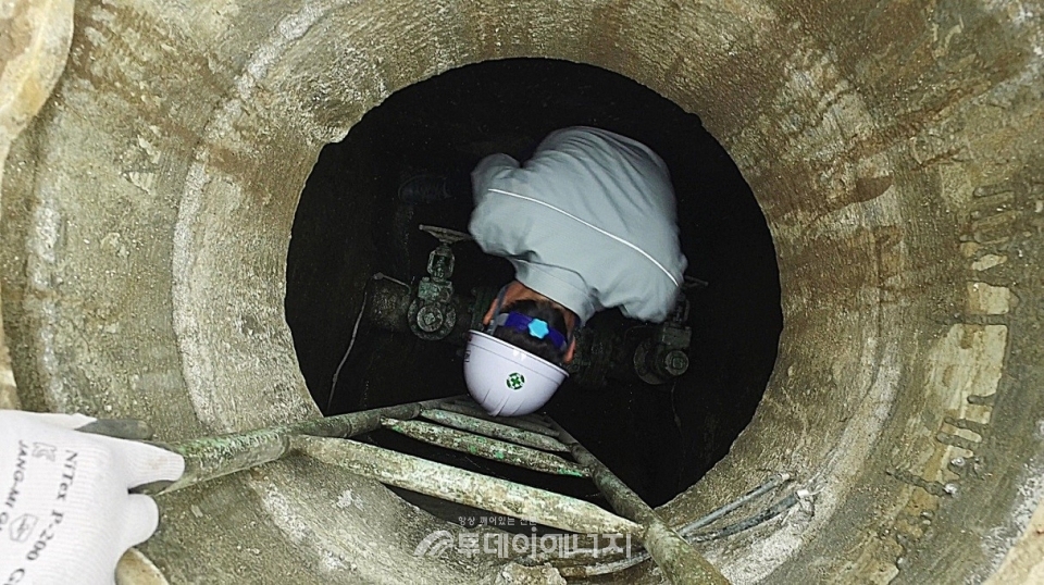 서울도시가스 직원이 지하 매설 밸브를 점검하고 있다.