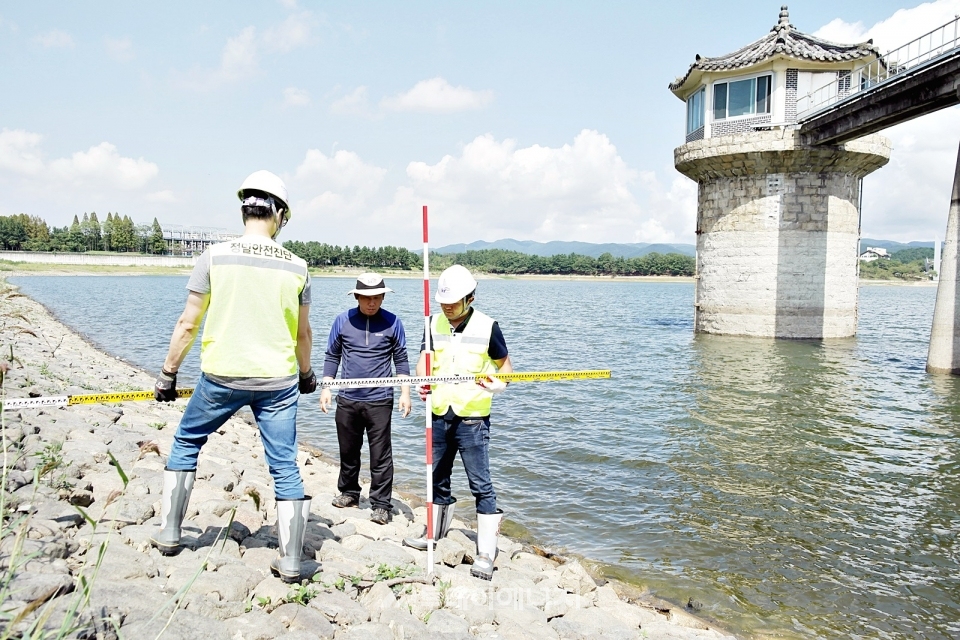 한국농어촌공사 관계자들이 배수장설비 안전점검을 진행하고 있다.