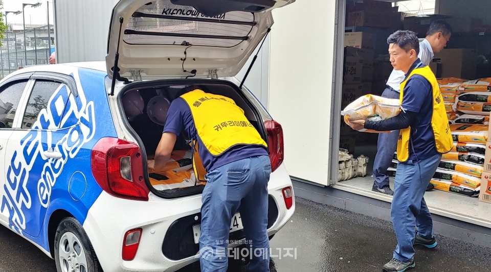 귀뚜라미에너지 직원들이 추석맞이 온정 나눔 봉사활동을 위해 위문품을 차에 실고 있다.