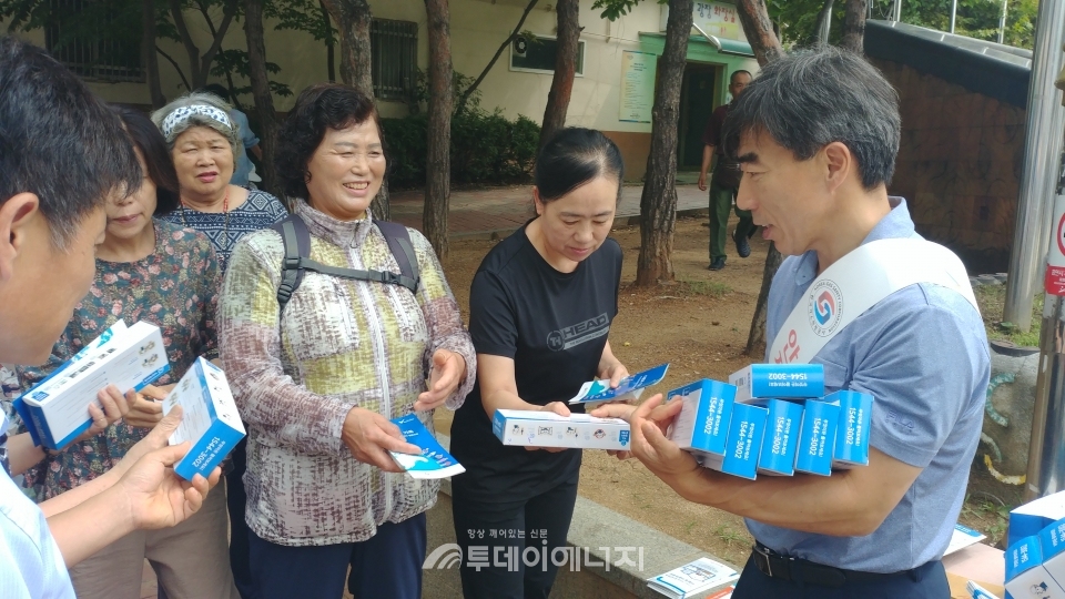 김종일 가스안전공사 경기서부지사장이 안산시 단원구 다문화거리에서 ㈜삼천리와 함께 가스안전점검 및 시민대상 안전사용요령이 기재된 안내문을 나눠주고 있다.