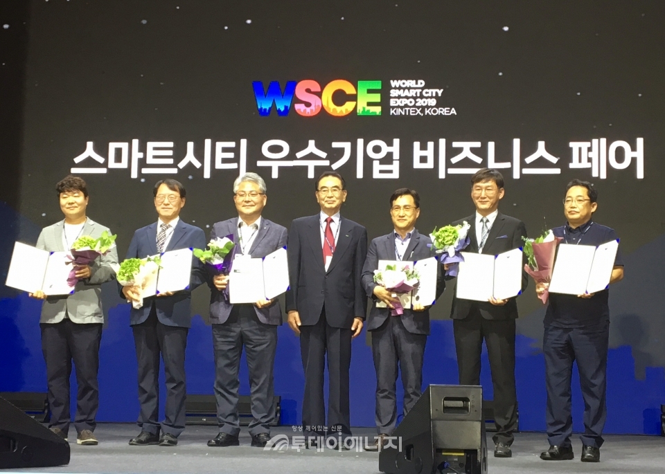 조상기 한국동서발전 발전기술개발원장(좌 2번째)과 수상자들이 기념 촬영을 하고 있다.