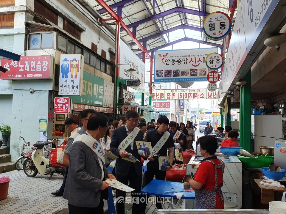 가스안전공사 경북북부지사는 안동 중앙신시장에서 추석 연휴를 앞두고 ‘안전한 명절 보내기’를 위한 캠페인을 실시했다.
