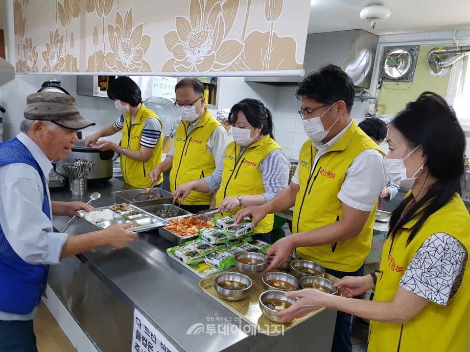 한국가스안전공사 경기중부지사 봉사단원들이 무료배식봉사를 하고 있다.