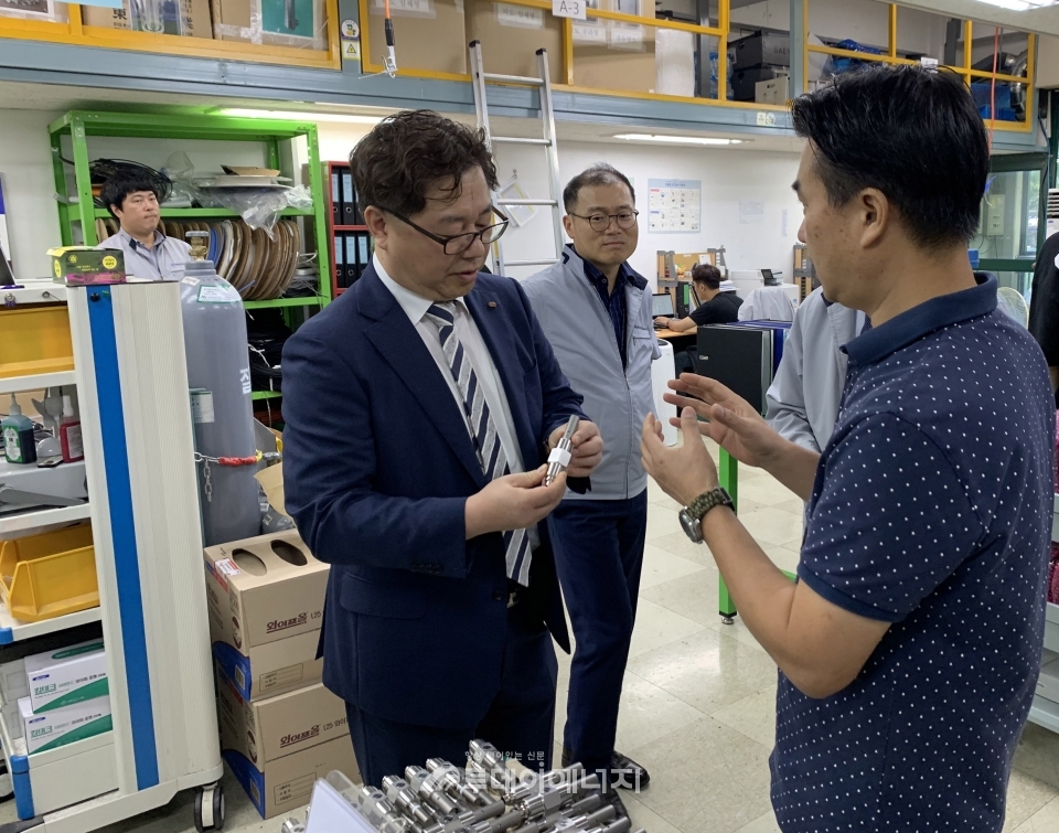 박일준 한국동서발전 사장(좌)이 대윤계기산업 관계자로부터 제품에 대한 설명을 듣고 있다.