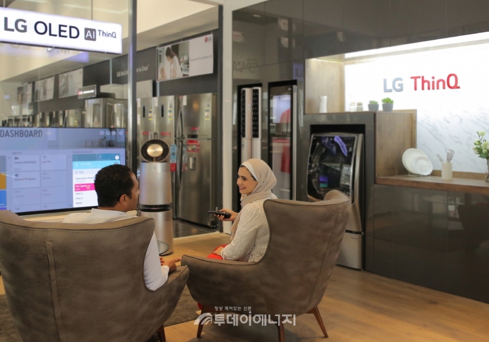 LG전자 직원이 ‘LG 씽큐 체험존’에서 보다 편리해진 인공지능 가전을 경험하고 있다.