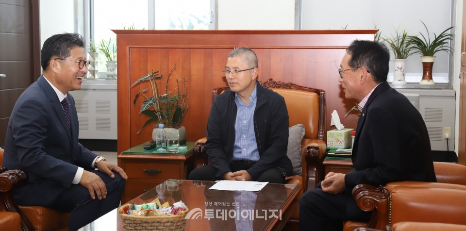 류재선 한국전기공사협회 회장(좌 첫번째)이 황교안 자유한국당 당대표(우 2번째)와 환담을 나누고 있다.