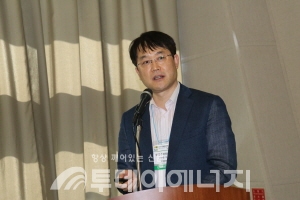 김영준 한국수자원공사 부장이 ‘수열에너지 확대 및 히트펌프 역할’에 대해 발표를 하고 있다.
