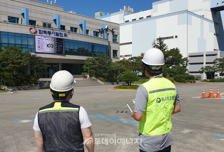 한국동서발전 당진화력본부 내 건축물 및 설비 고층부 안전점검을 시행하기 위해 드론을 조종하고 있는 모습.