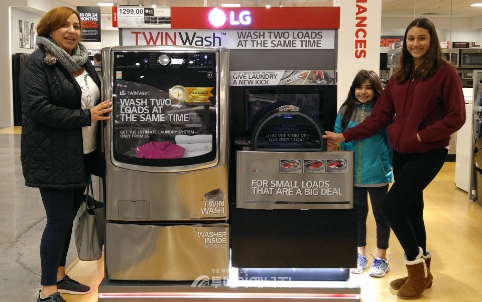미국 뉴저지주의 한 가전 매장에서 소비자들이 LG 트윈워시를 살펴보고 있다.